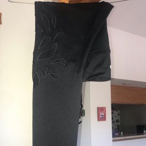 Leggings w/ floral cutout
